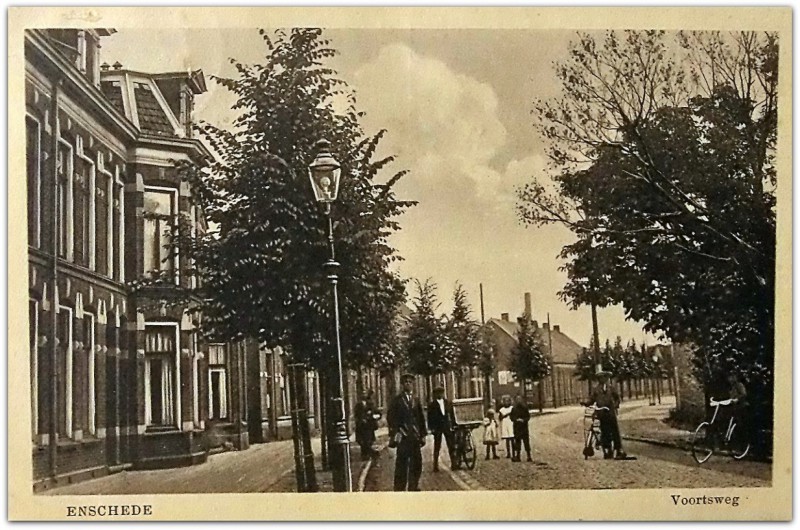 Voortsweg 9 woningen 1925.jpg