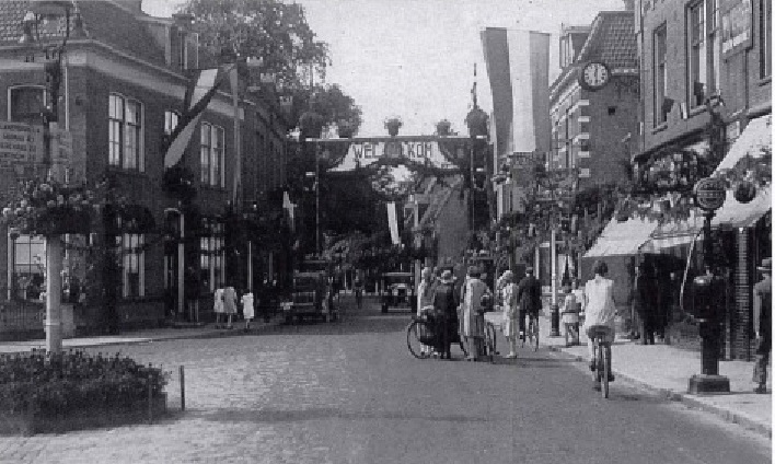 Gronausestraat 51 Bloemist Steinmetz. Pand met klok.jpg