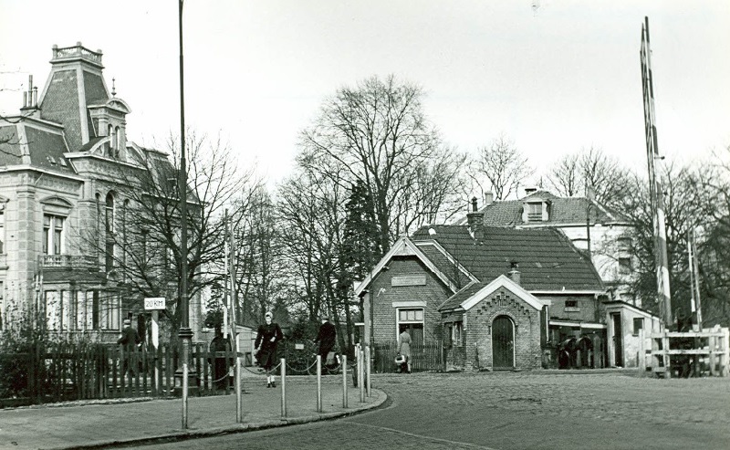Molenstraat Spoorwegovergang Hengelosestraat - Molenstraat met links villa Kleiboer en rechts spoorwachtershuisje 1943.jpg