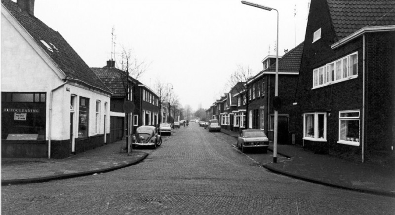 Velveweg 1-11 links vanaf de Oostveenweg..jpg