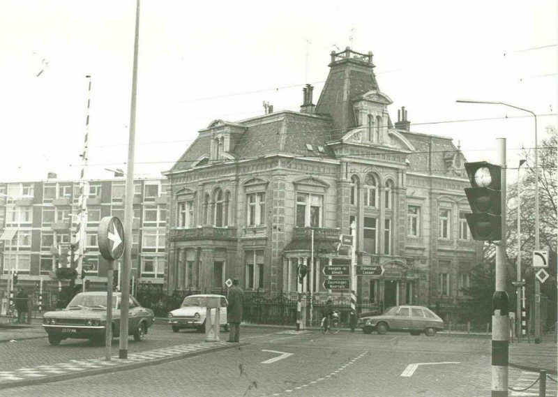 Molenstraat 1 hoek Hengelosestraat spoorwegovergang 1972 villa Ledeboer later Kleiboer.jpg