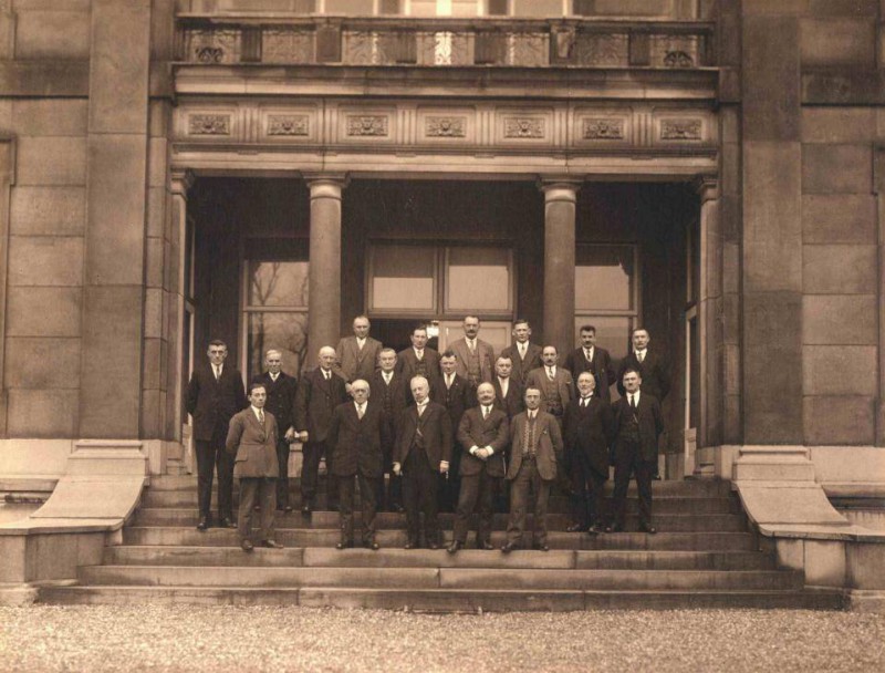 Hengelosestraat 40 Personeel van de gemeentelijke Centrale Administratie 1938.jpg