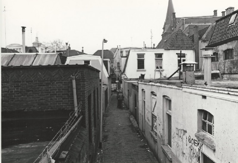 Knibbelbrugsteeg Verbindingsstraatje tussen de Noorderhagen en de Stadsgravenstraat. De toren op de achtergrond is van de Grote Kerk op de Markt. 22-1-1981.jpg