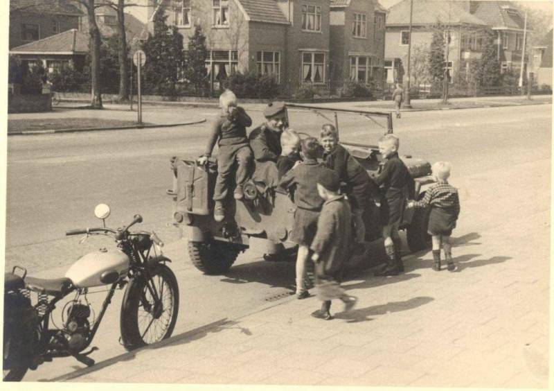 Hengelosestraat 179 canadese jeep bevrijding 1945.jpg