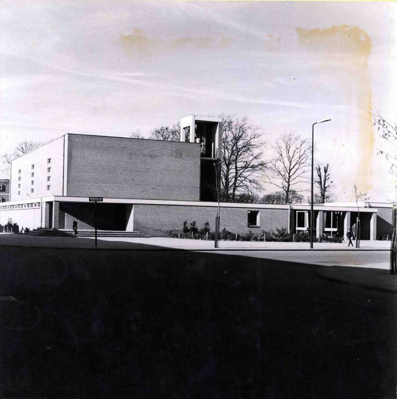 Thomas de Keyserstraat 1965 Hoek Rembrandtlaan, Apostel Thomaskerk.jpg