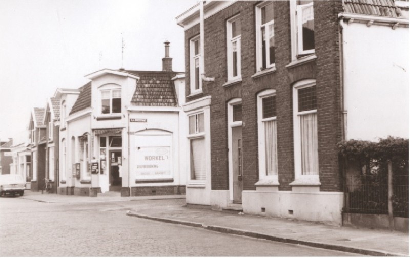 Hoge Bothofstraat 98 Voorzijde woningen op het kruispunt met de C.J. Snuifstraat, met o.a levensmiddelenhandel Workel 1967.jpg