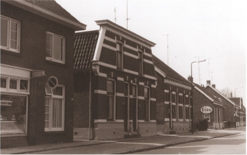 Parkweg 83-87 Voorzijde woningen. Gedeelte zuidelijke straatwand tussen Borstelweg en fabriek van de Gebr. Kooy. Met winkel Samson en brandstoffenhandel Esso 1967.jpg