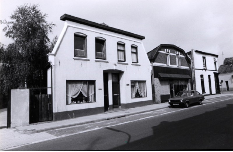 Lipperkerkstraat 107-113, tot hoek 2e Bothofdwarsstraat, met slagerij Nijboer en Meutex 13-9-1984.jpg