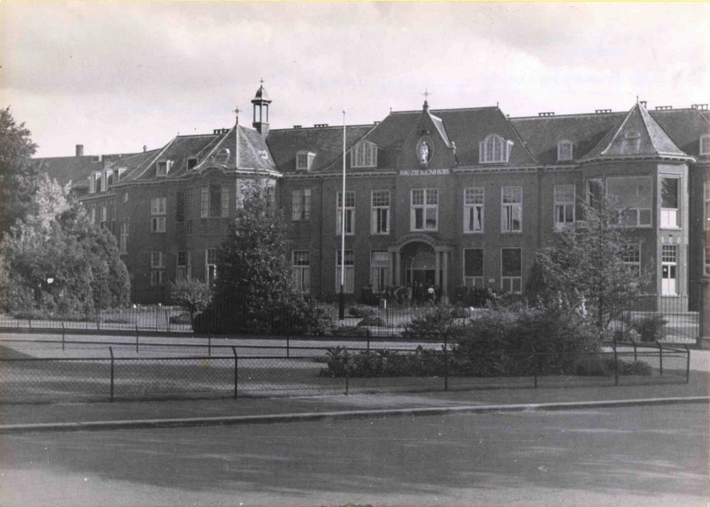 de Ruyterplein juli 1943 R.K.Ziekenhuis St. Jozef, sinds 1-1-1970 Stadsmaten.jpg
