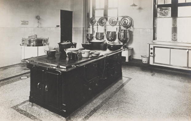1922 Het fornuis in de keuken van Ziekenzorg anno 1922.png