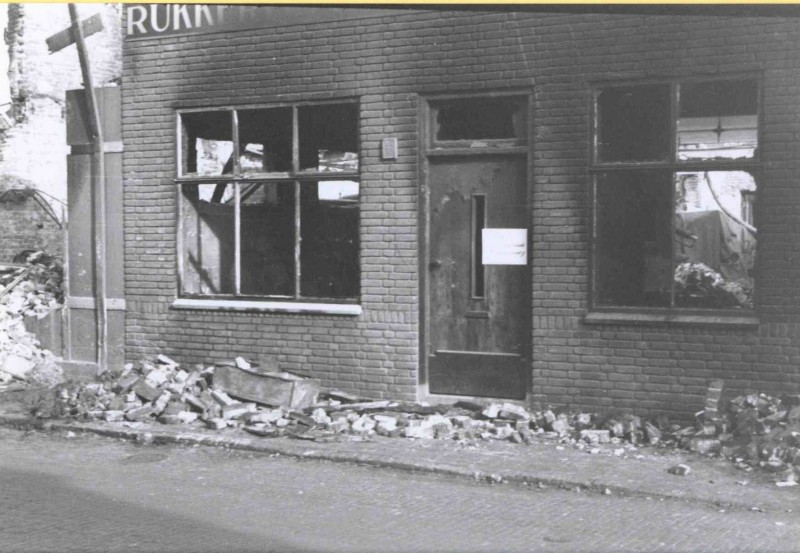 Blekerstraat 63a Drukkerij Boevink, getroffen bij bombardement van 22.2.1944.jpg