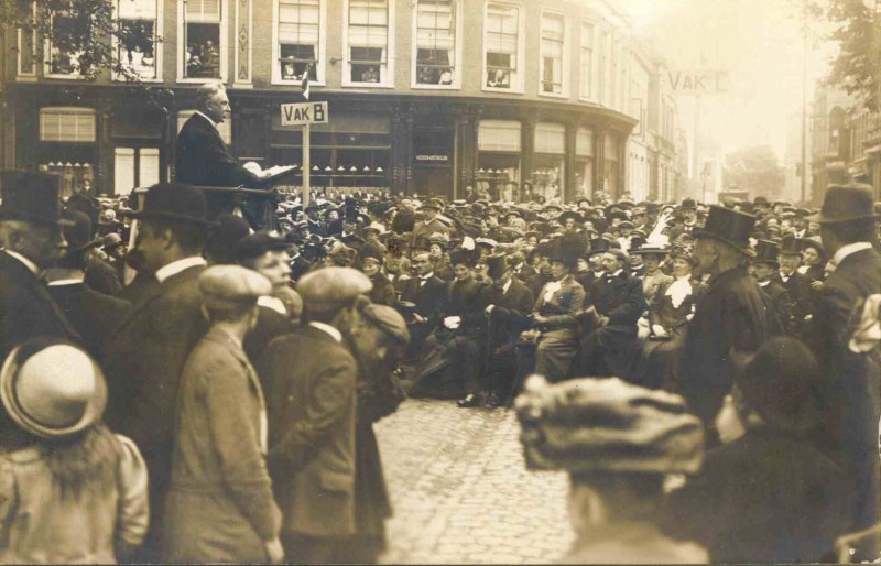 Onthulling van brandmonument op Markt met toespraak Edo bergsma mei 1912.jpg