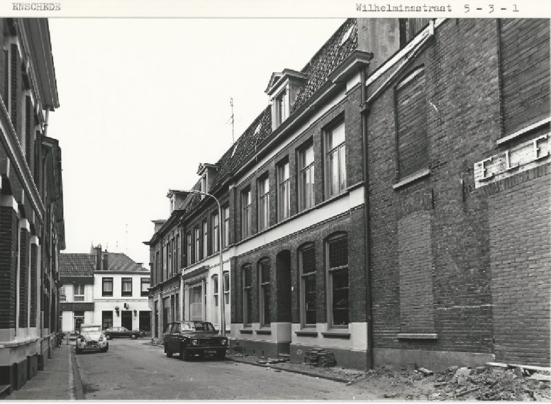 Wilhelminastraat 5, 3, 1 in de richting van de Heurne 22-5-1980.jpg