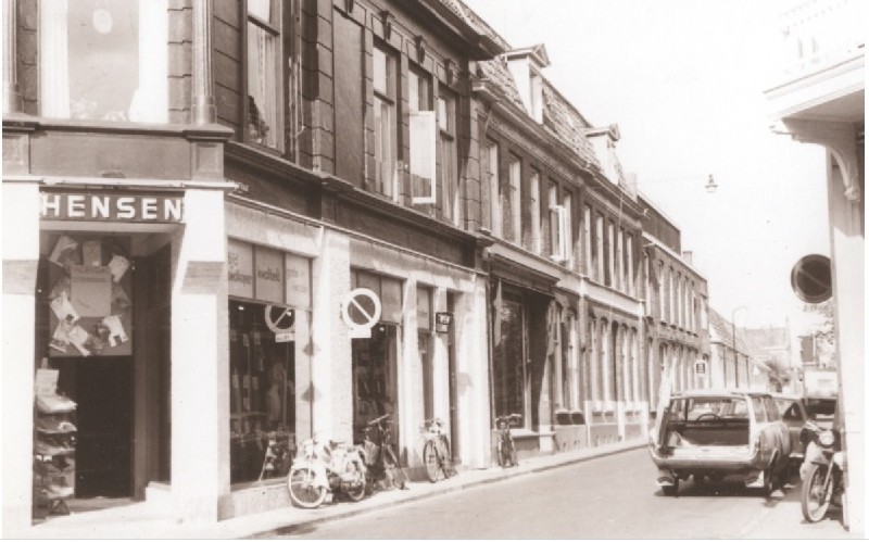 Wilhelminastraat 1-3 hoek met de Oldenzaalsestraat, met links Hensen Mode 1967.jpg