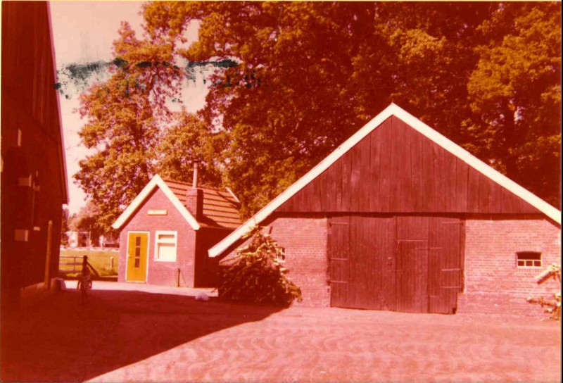 Hengelosestraat Boerderij met schuur, bord met tekst Gem. Lonneker 1976.jpg