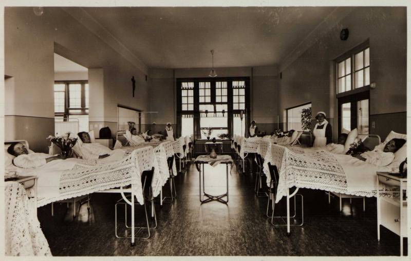 De Ruyterplein R. K. Ziekenhuis St. Joseph vrouwenzaal 1927.jpg