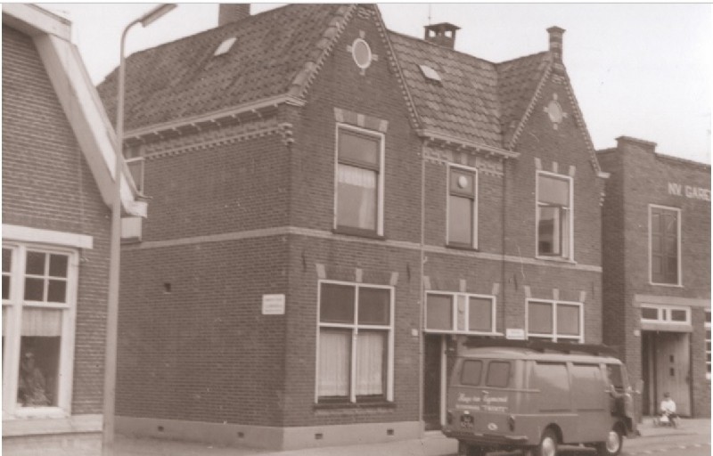Brinkstraat 107 ingang naar het confectieatelier van de Twentsche Confectie Unie  1967.jpg