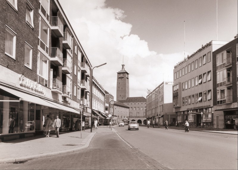 van Loenshof sept. 1966 Zicht op Van Loenshof in de richting van het stadhuis. Boll en Scharp.jpg