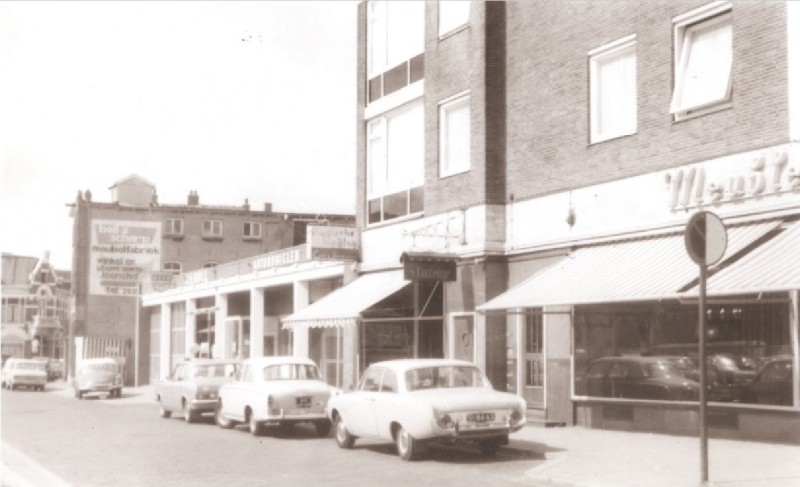 Zuiderhagen 57 e.v. Voorzijde woningen en winkels, met o.a. v.l.n.r. Boll & Scharp Meubelfabriek, Audi Garagebedrijf. 't Luifeltje 1967.jpg