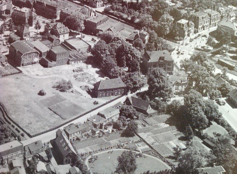 Deurningerstraat 2-6 bandfabriek Hardick linksonder het paadje langs het Boerenkerkhof, nu Oltmanstraat.jpg