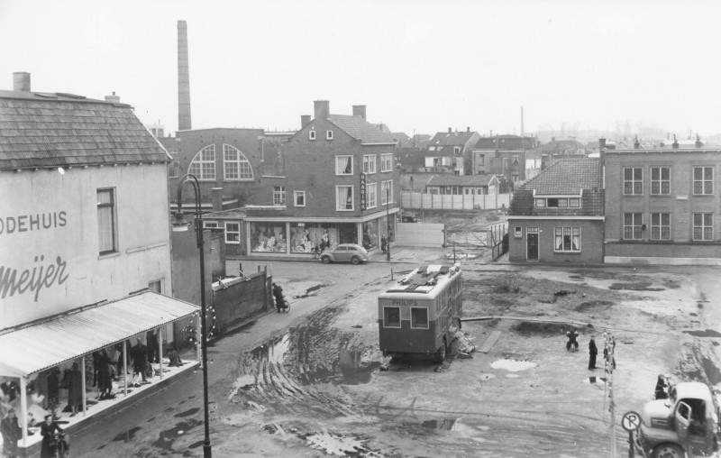 Raadhuisstraat met winkel Haarink hoek Achter 't Hofje en Zwembad van heek.jpg