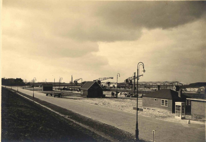 Hendrik ter Kuilestraat Haven 1936 Zicht op haven met rechts loods in aanbouw. telefooncel.jpg
