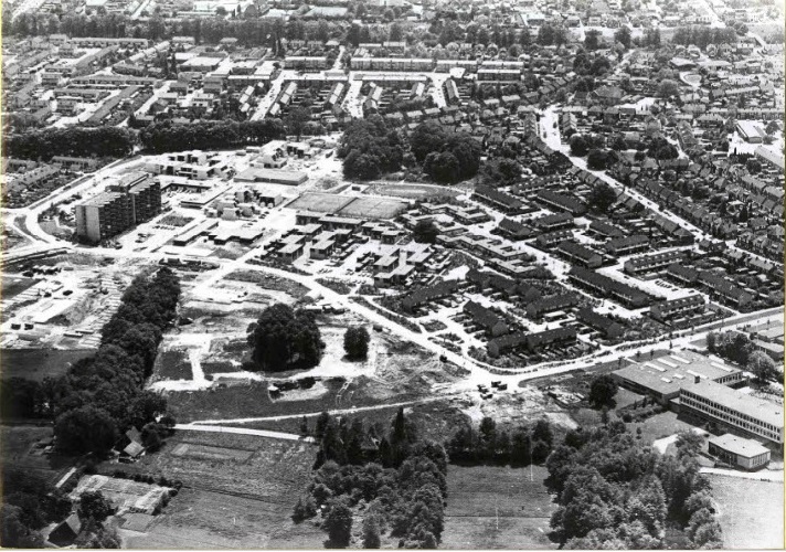 Floraparkstraat Park Stokhorst. In zuidelijke richting vanaf Floraparkstr, rechtsonderde Middelbare Technische School. M.T.S. luchtfoto 20-7-1978.jpg