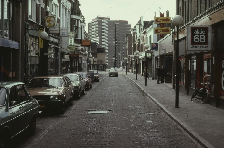 Haaksbergerstraat links Bar Disco, Groothandel Marakech, Pizzeria Piero, Fox speelgoed, de Zuidmolen. Midden ITC. Rechts uitzendbureau Aktie 68, City Radio, bruidskleding Mode Chic 1978.jpg