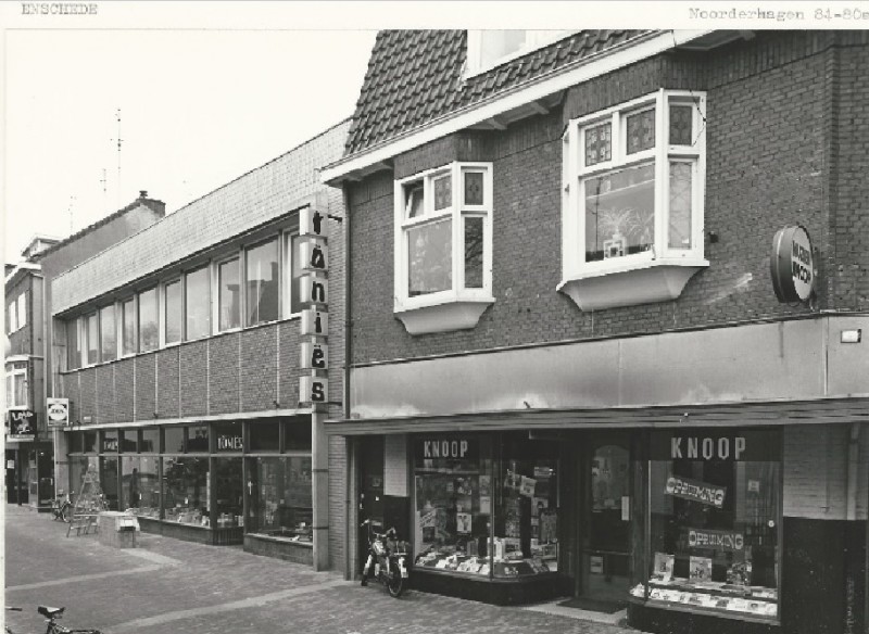 Noorderhagen 80a, 84 Muziekwinkel Knoop en ijzerhandel Tönies 22-1-1981.jpg