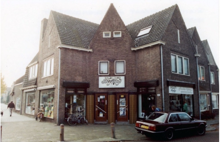 Rietmolenstraat 100-102 Pronk's Dogshop op de hoek met de Mollukenstraat november 1991..jpg