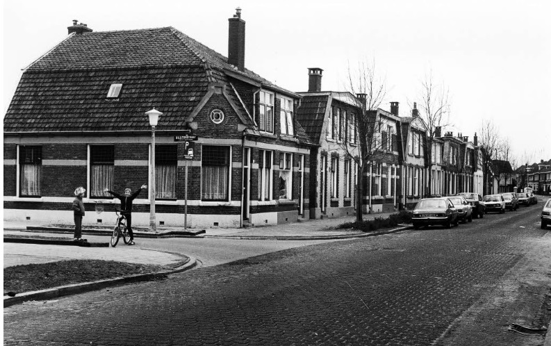 Sumatrastraat met de Billitonstraat. 4-4-1983.jpg