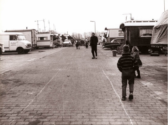 Herfstweg Woonwagencentrum  woonwagenkamp met straat met aan weerszijden woonwagens. feb. 1968.jpg