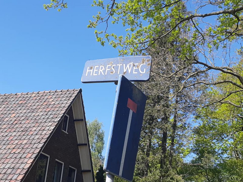 Herfstweg straatnaambord.jpg