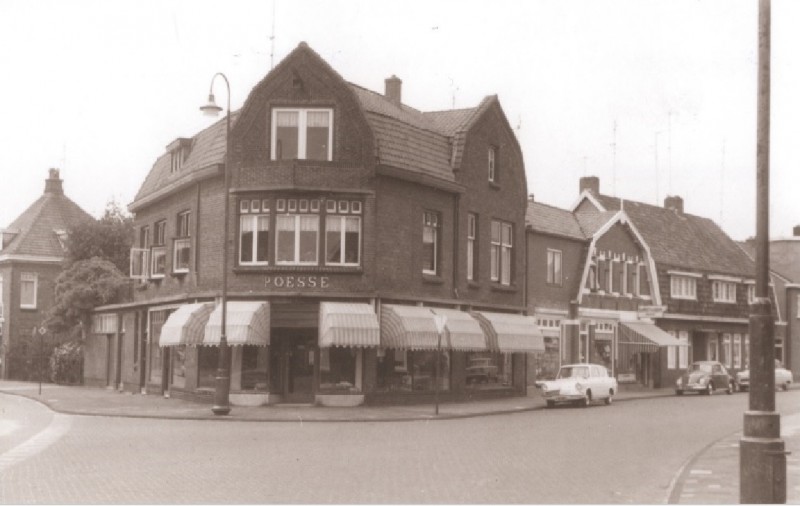 Zwedeweg Hoekpand op de hoek met de Pathmossingel, winkel Poesse 1967.jpg