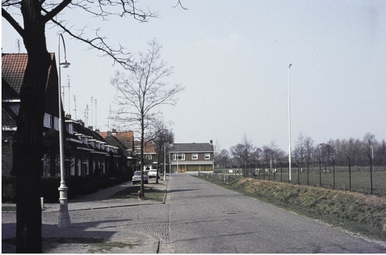 Louis Bothastraat Rechts landerijen. rechtuit de Slankweg. jaren 70.jpg