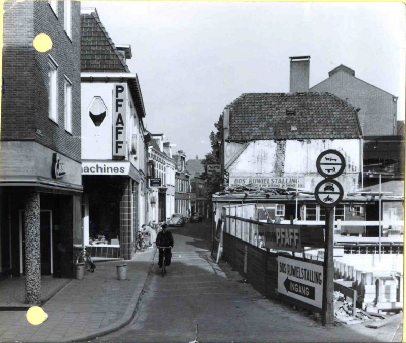 Walstraat 1 Pfaff naaimachines 1958 rechts nr. 2 Bos rijwielstalling.jpg