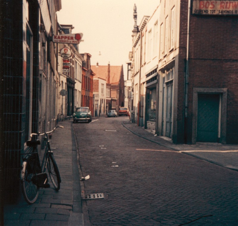 Walstraat 2 Vanaf Van Loenshof richting Marktstraat met links een kapper en rechts rijwielenhandel Bos 1970.jpg