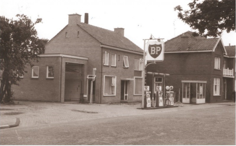 Broekheurnerweg 63 Voorzijde woningen met benzinestation B.P. 1967.jpg