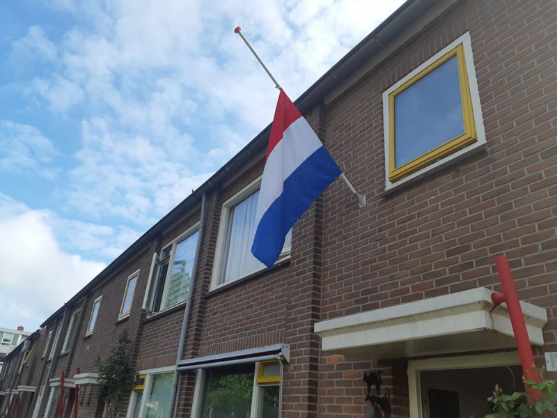 Vlag halfstok ivm dodenherdeking 4-5-2020.jpg