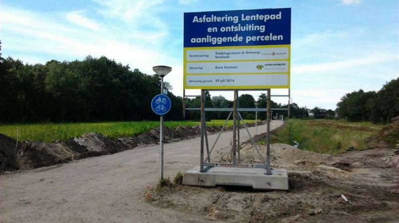 Lentepad asfaltering i.v.m. de komst van het azc op het Eschmarkerveld  19-8-2018. Het azc is er niet gekomen..jpg