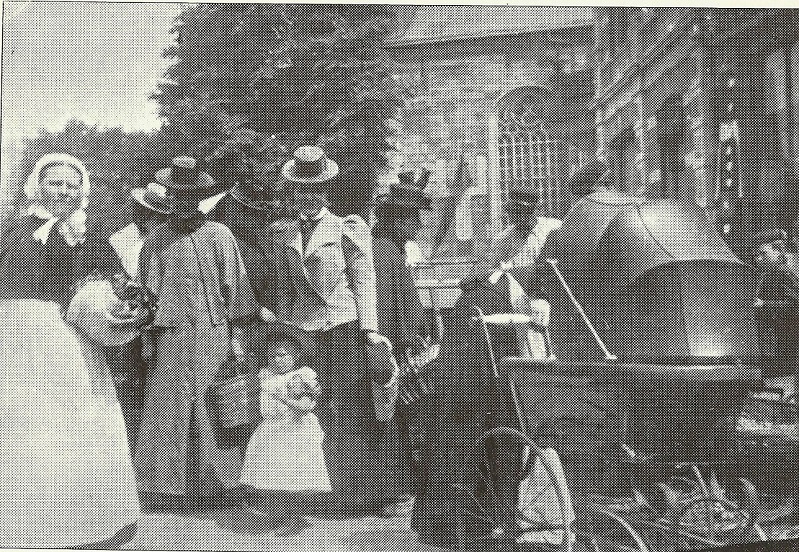 markt dames met hoedjes en oude kinderwagen.jpg