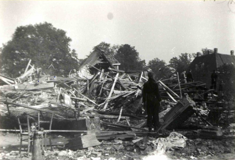 Minister Loudonlaan 58 De Enschedese School Vereniging (ESV) in 't Zwik getroffen bij bombardement van 10.10.1943..jpg