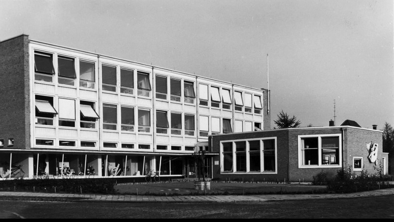 Minister Loudonlaan 52 Opleiding voor Detailhandel Enschede. Deze school werd opgericht in 1954 en de nieuwbouw was klaar in 1959. Vanaf de oprichting was J.W. van Nieuwkerk de directeur..jpg