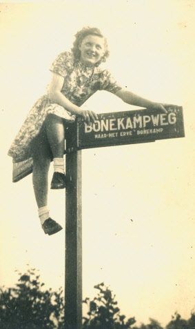 Bonekampweg  meisje zittend op straatnaambord.jpg