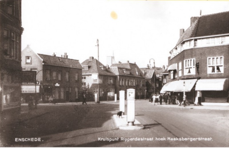 Ripperdastraat 1-5 links hoek Haaksbergerstraat 1930.jpg