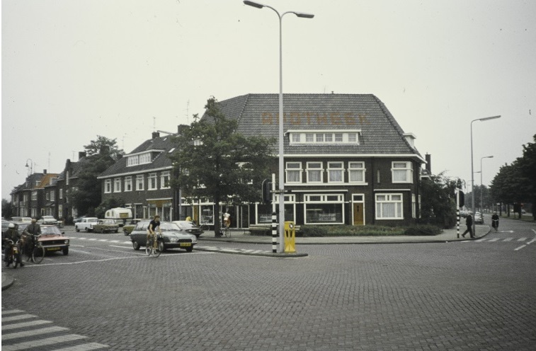 Haaksbergerstraat 225-229 hoek Getfertsingel  Apotheek Wooldrik jaren 70.jpg