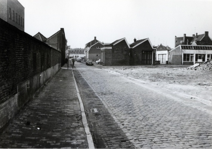 Koningstraat Richting Haaksbergerstraat met links fabriek Scholten rechts Kortestraat 1974.jpg