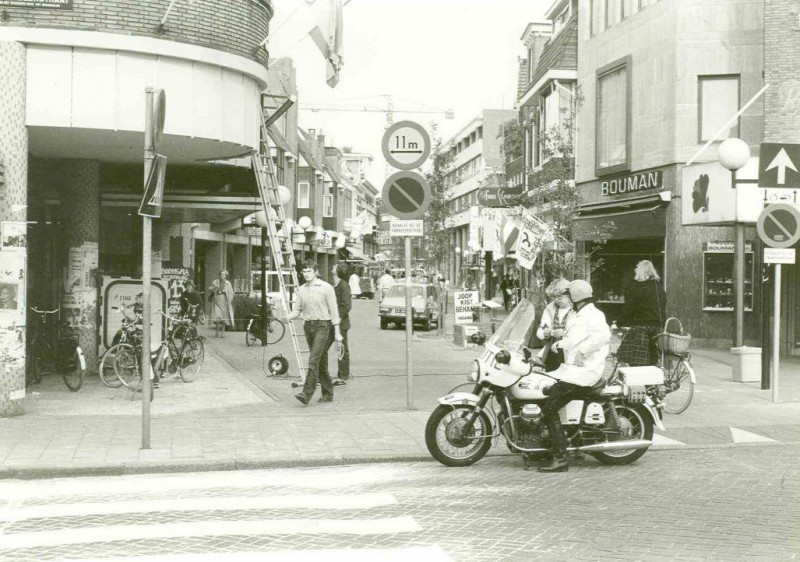 Hengelosestraat 2 Bouman juwelier nu Korte Hengelosestraat  hoek Brammelerstraat Vroom en Dreesmann. Bouman juwelier.jpg