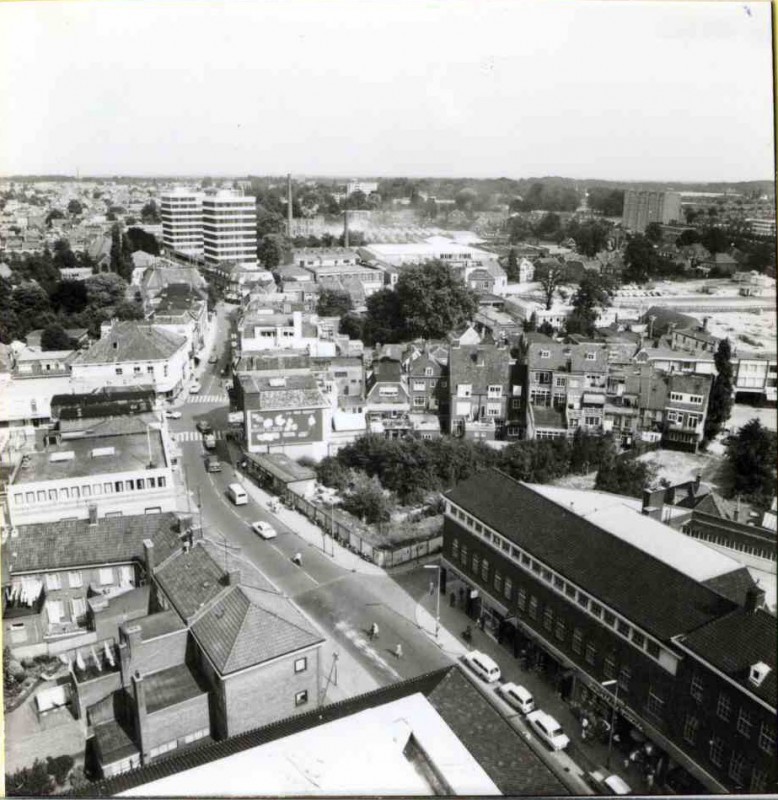 Langestraat 11-17 de Klomp, op achtergrond Espoortflat 1970.jpg