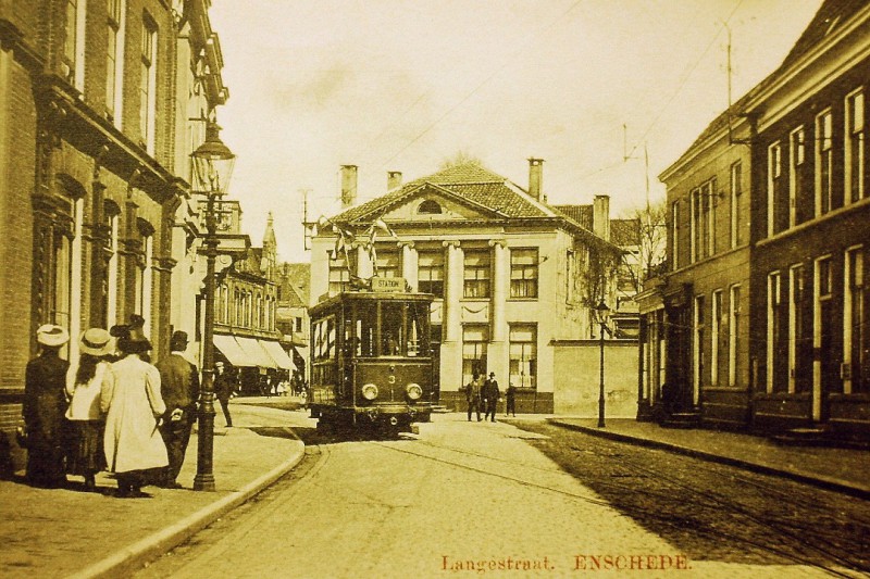 Langestraat 13 rechts pand v.d. Loeff. midden Blijdensteinhuis 1909.JPG